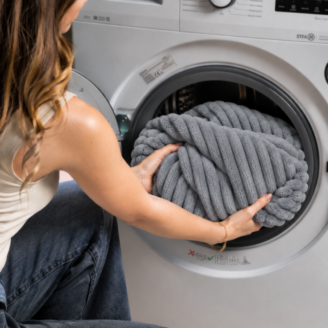 Housse amovible de pouf poire fourrure côtelée placée dans un lave-linge