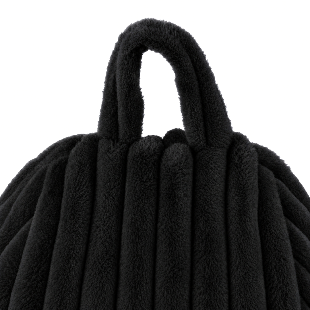 Pouf poire déhoussable en fourrure côtelée, vue rapprochée de la poignée. 