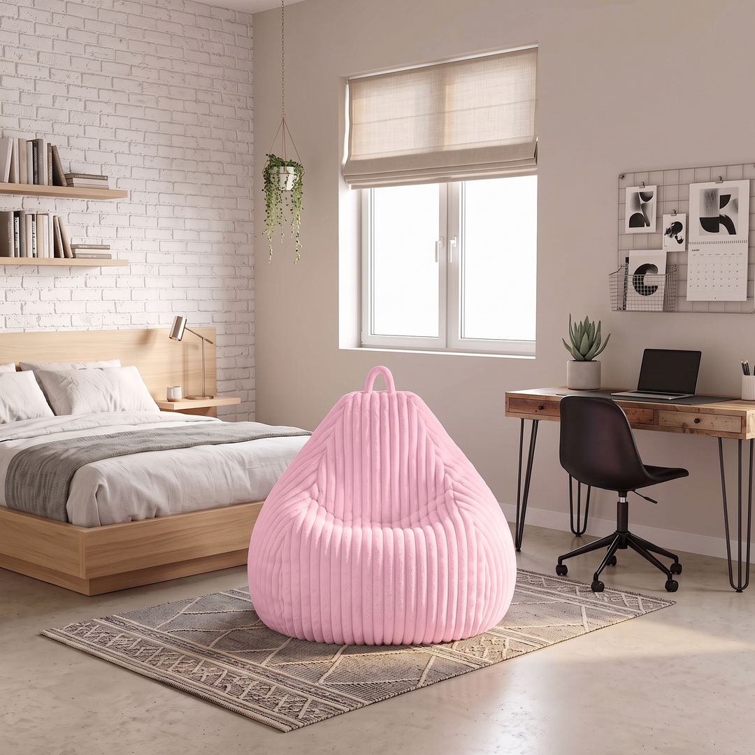 Pouf poire en fourrure côtelée posé au sol dans un intérieur