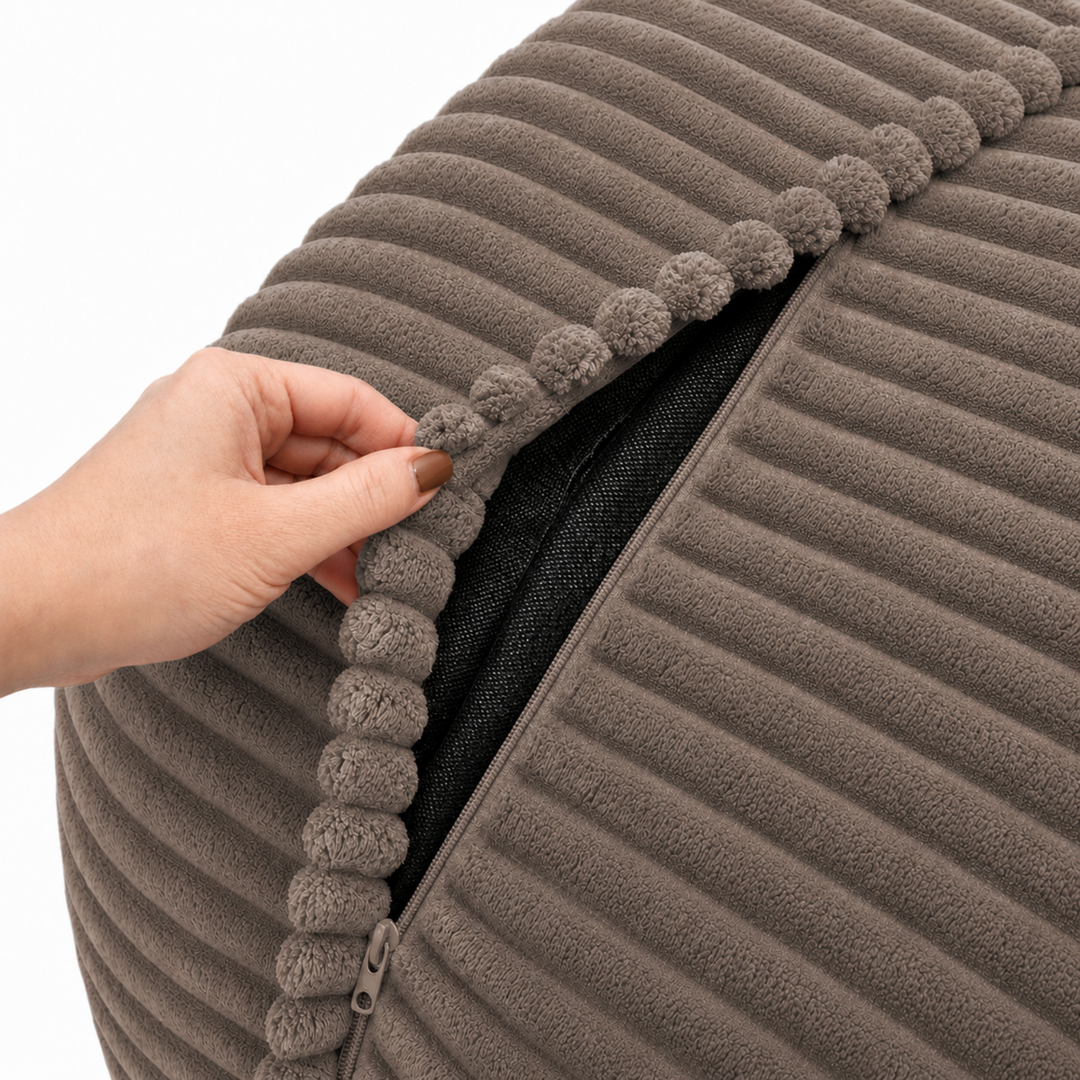 Gros plan sur la housse du pouf XXL en velours côtelé, fermeture éclair pour le déhoussage.