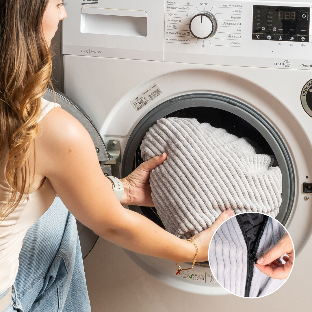 Housse en velours côtelé du pouf poire déhoussable insérée dans une machine à laver