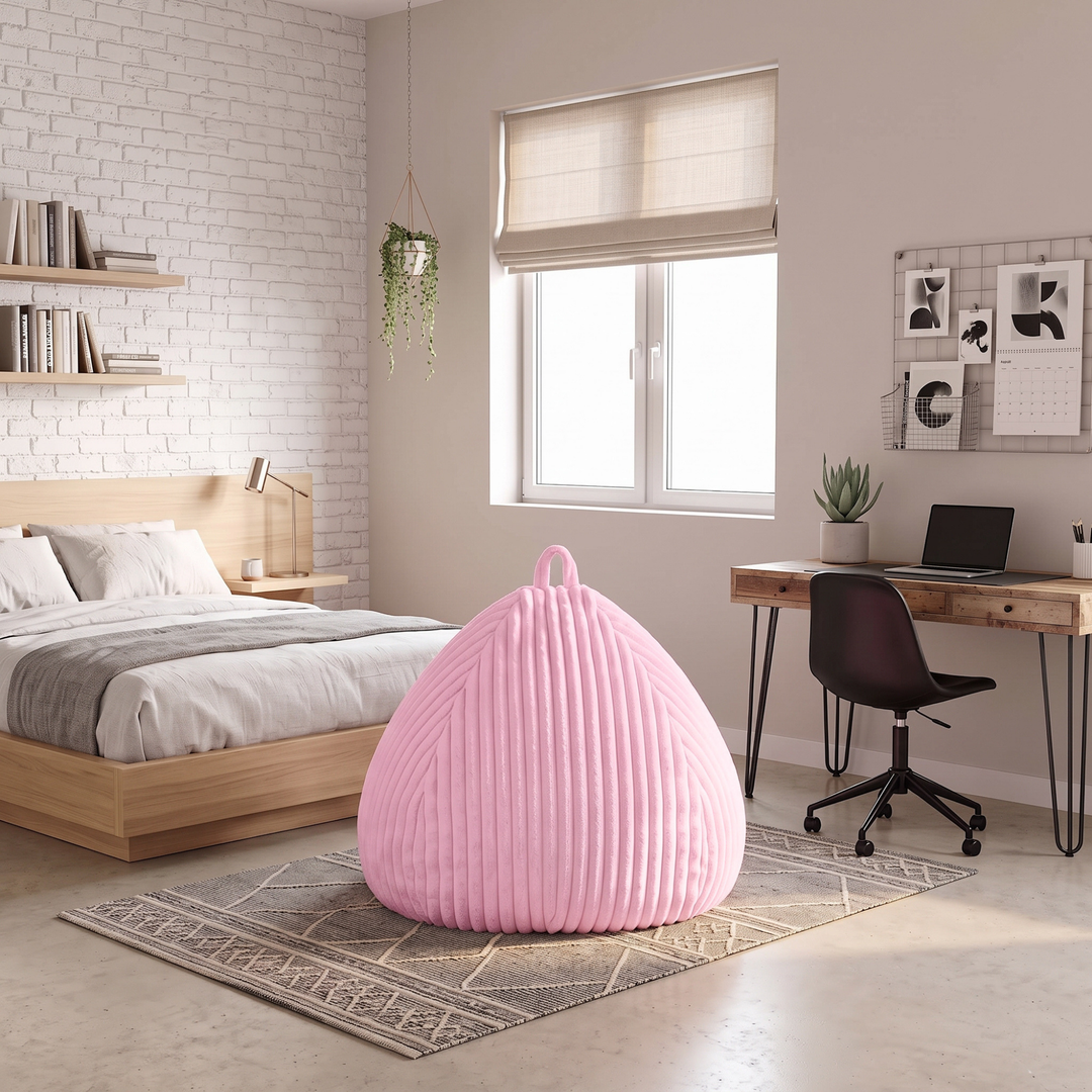 Pouf poire déhoussable en fourrure côtelée rose, vue en intérieur