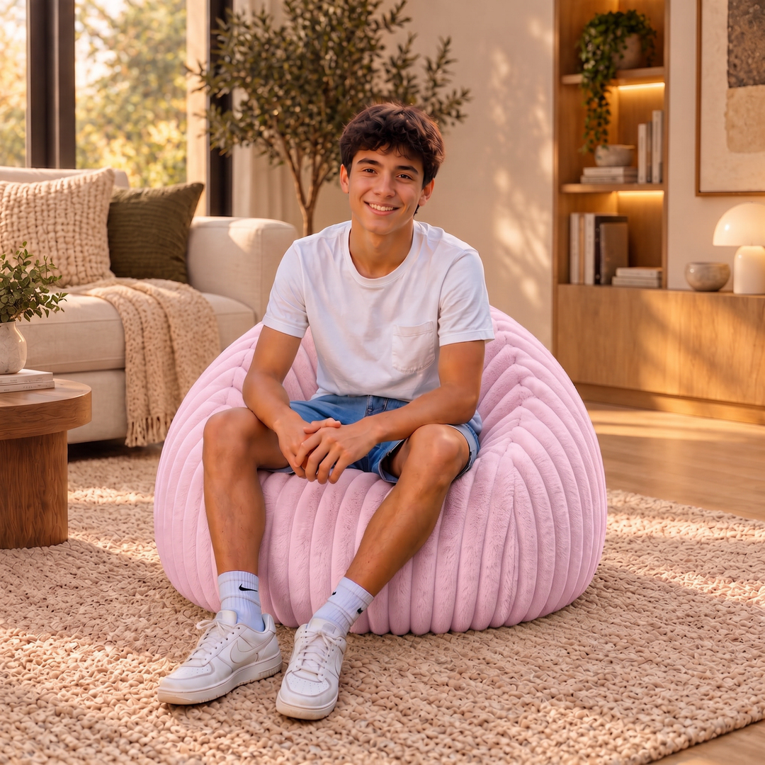 Personne assise confortablement dans un pouf poire en fourrure côtelée