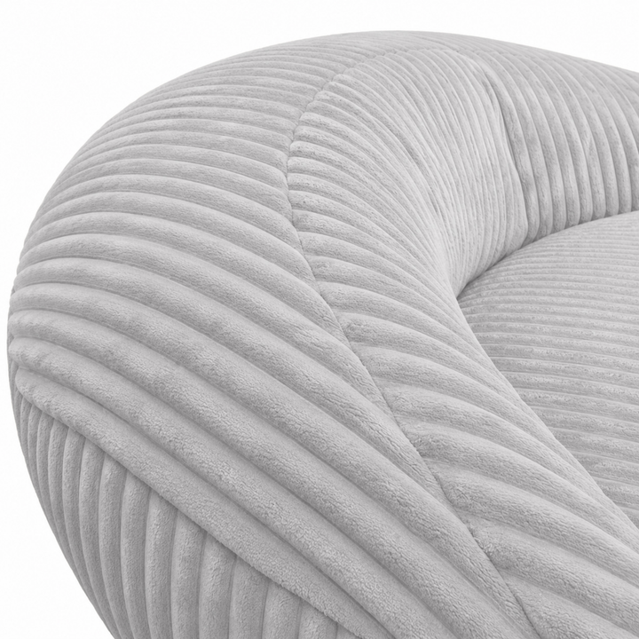 Gros plan sur le dossier arrondi du pouf XXL, tissu en velours côtelé.
