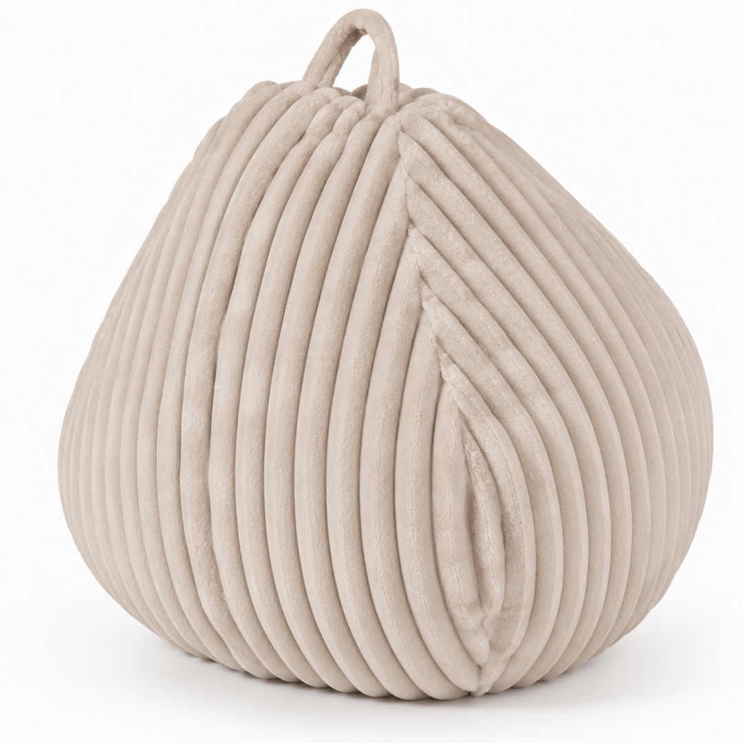 Pouf poire déhoussable en fourrure côtelée beige clair, vue en biais avec poignée