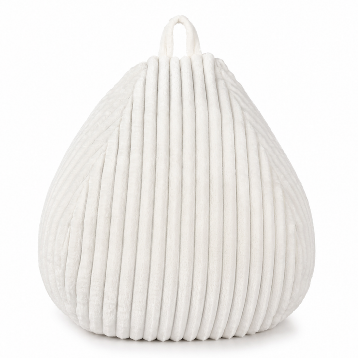 Pouf poire blanc en fourrure côtelée, forme volumineuse avec poignée.