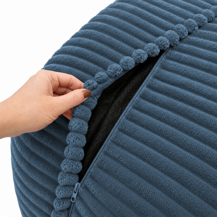 Gros plan sur la housse du pouf XXL en velours côtelé, fermeture éclair pour le déhoussage.