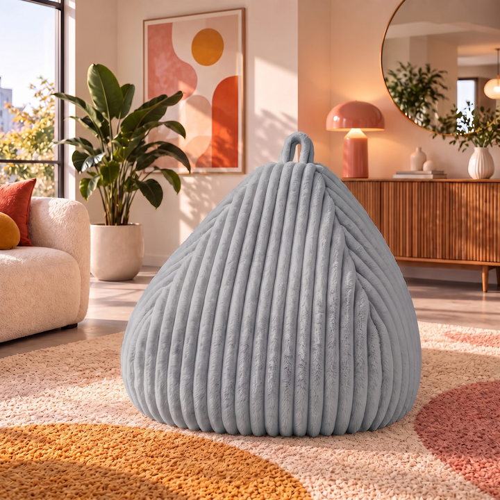Pouf poire en fourrure côtelée, forme arrondie avec poignée, vue en intérieur