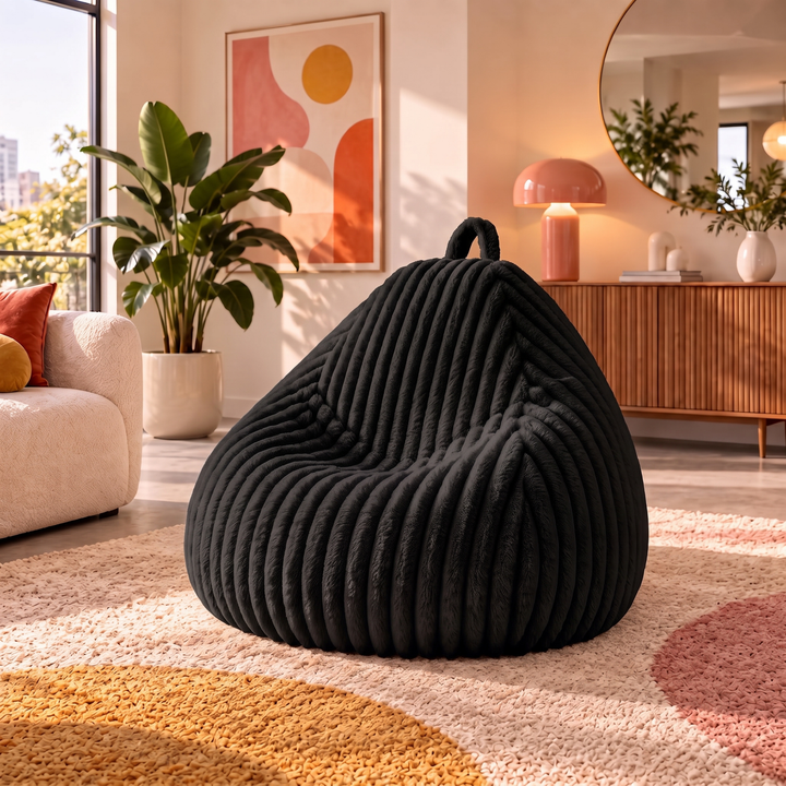 Pouf poire en fourrure côtelée posé au sol dans un intérieur