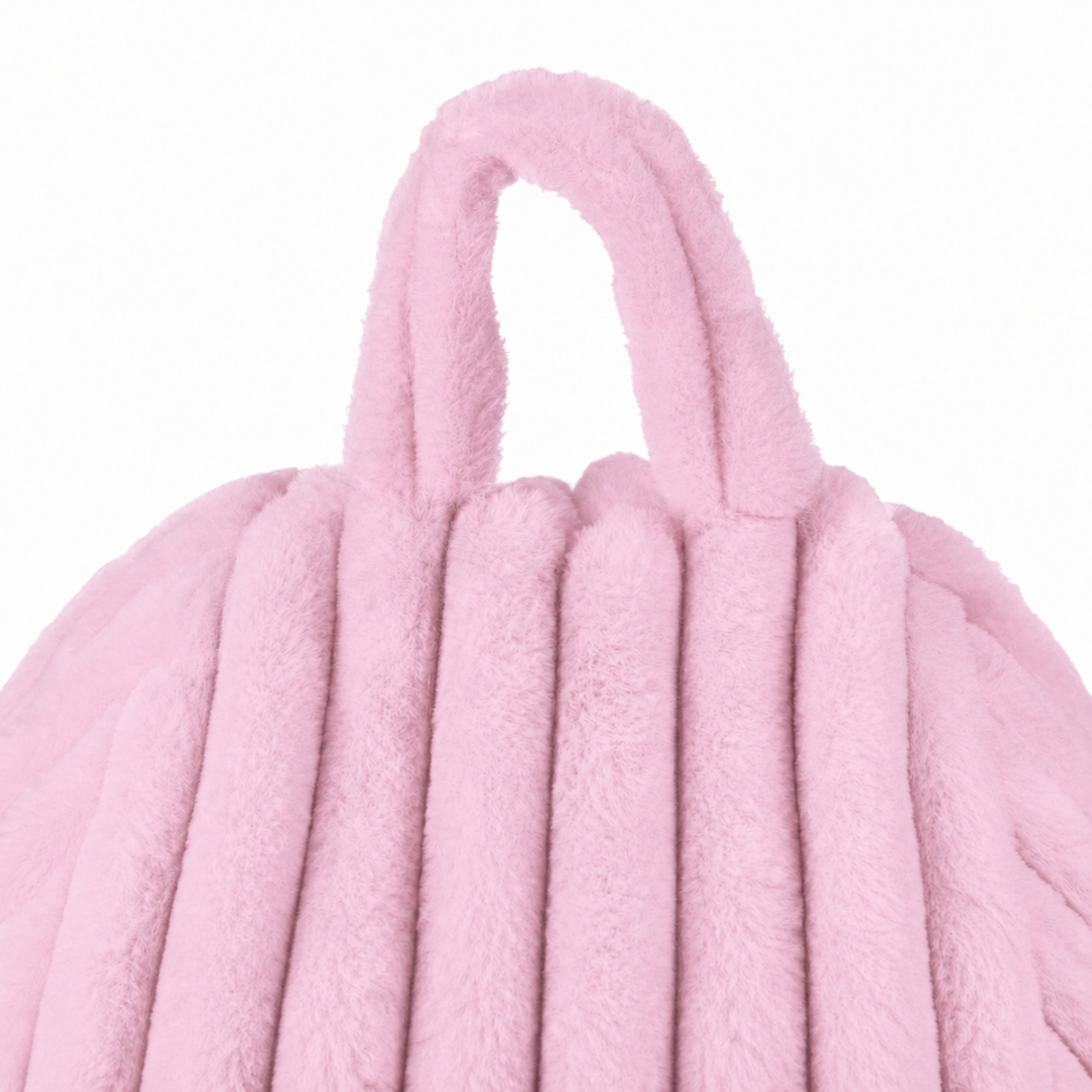 Pouf poire en fourrure côtelée, poignée rembourrée visible sur le dessus.
