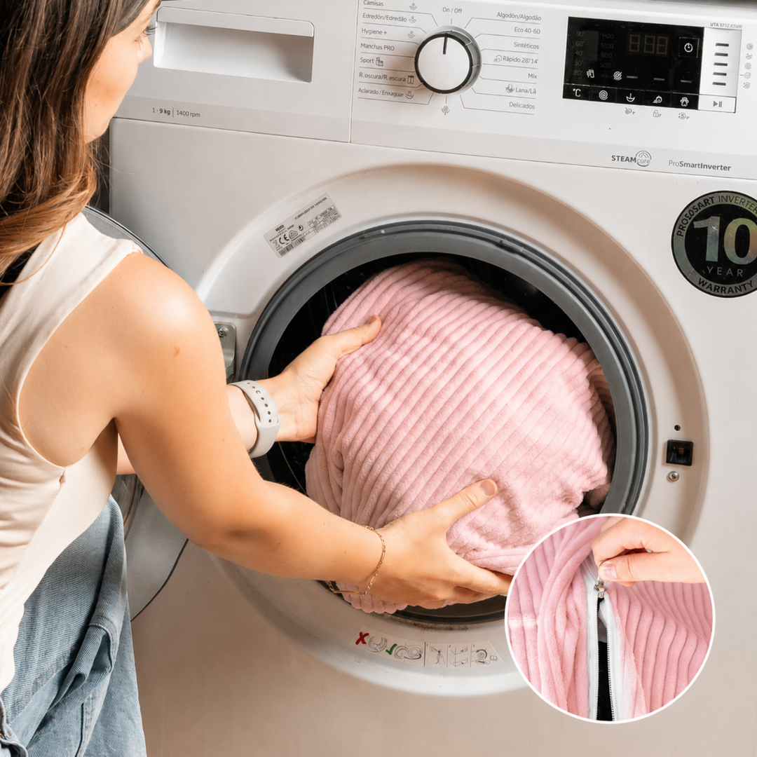 Housse en velours côtelé du pouf poire déhoussable insérée dans une machine à laver
