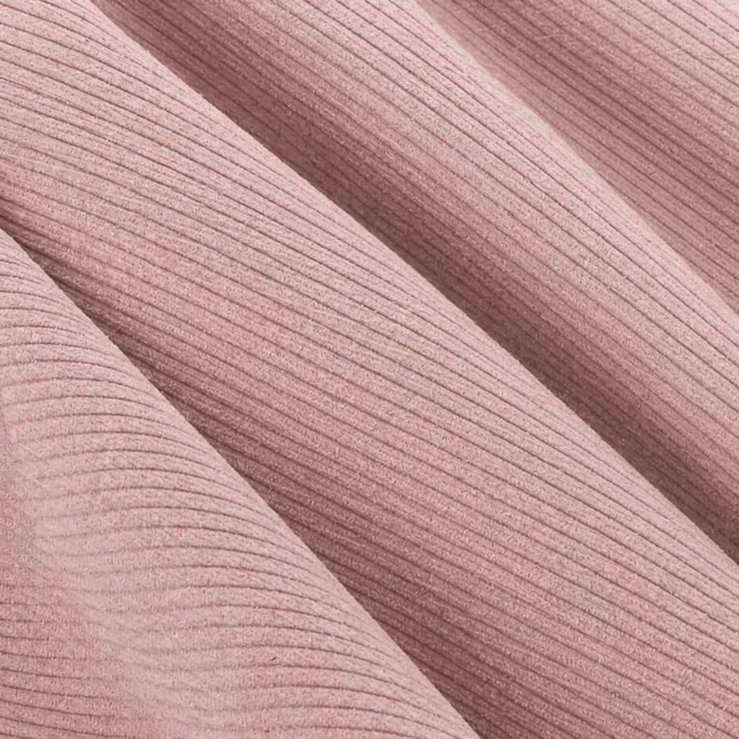 Détail du velours côtelé rose du pouf, reliefs horizontaux