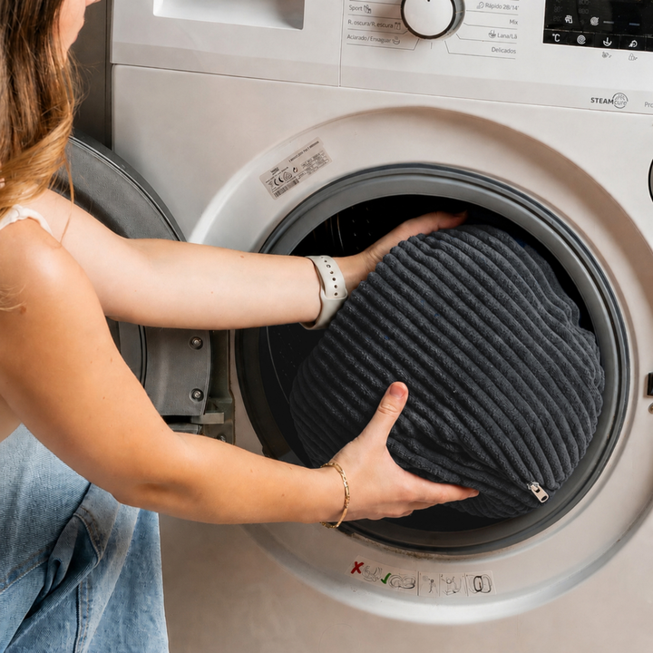 Housse chauffeuse en velours côtelé gris foncé dans une machine à laver