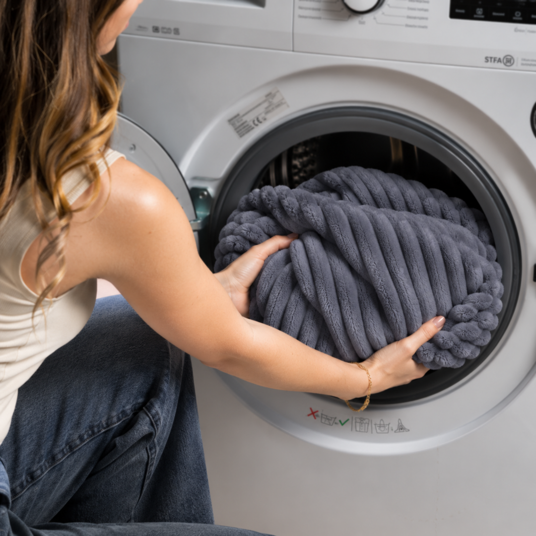 Housse en fourrure côtelée du pouf long géant déhoussable gris dans une machine à laver