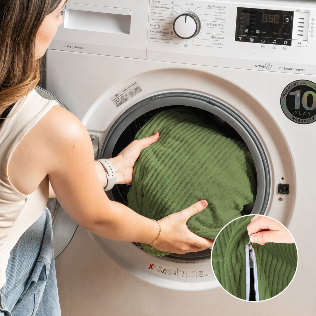 Housse en velours côtelé du pouf poire déhoussable insérée dans une machine à laver