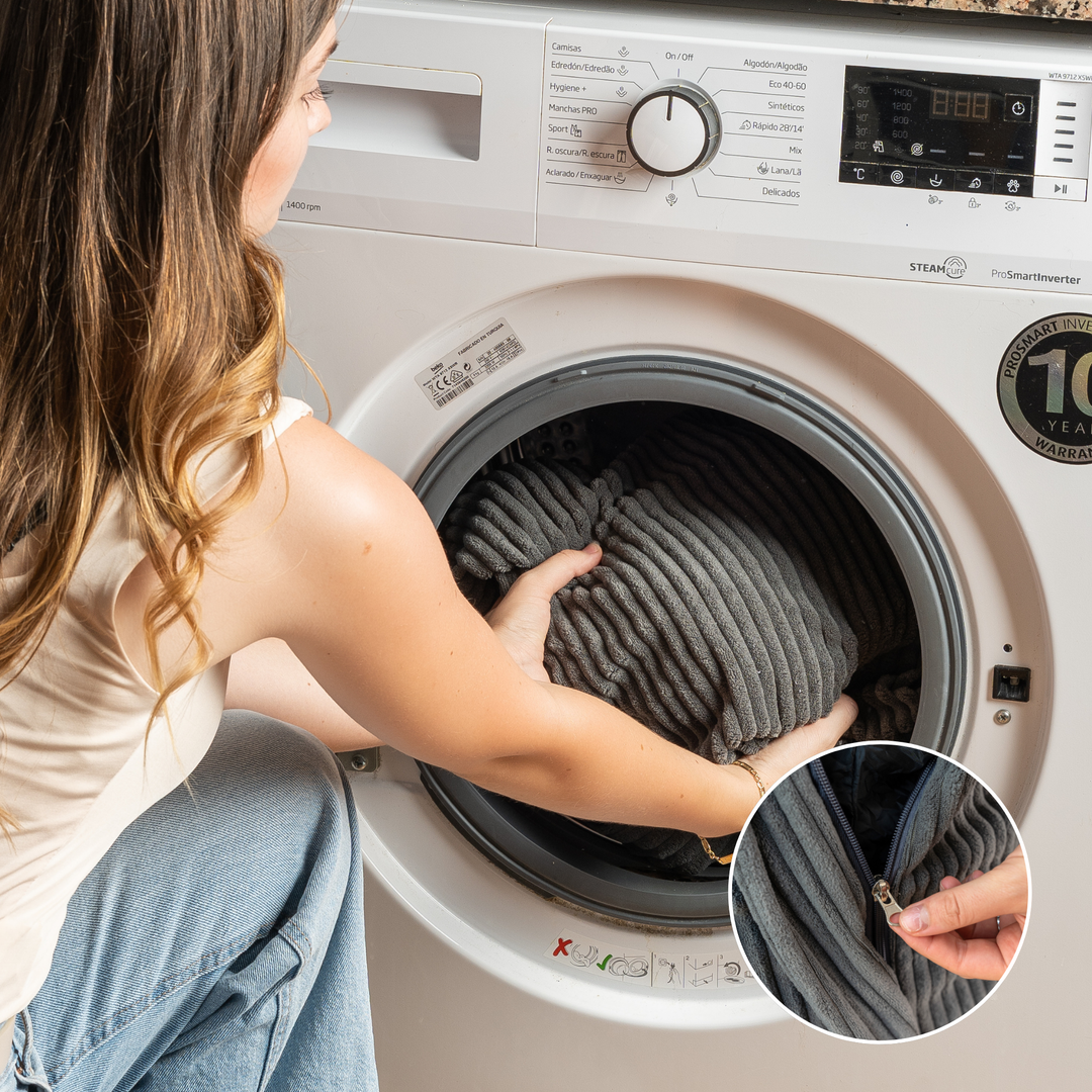 Housse en velours côtelé du pouf poire déhoussable insérée dans une machine à laver