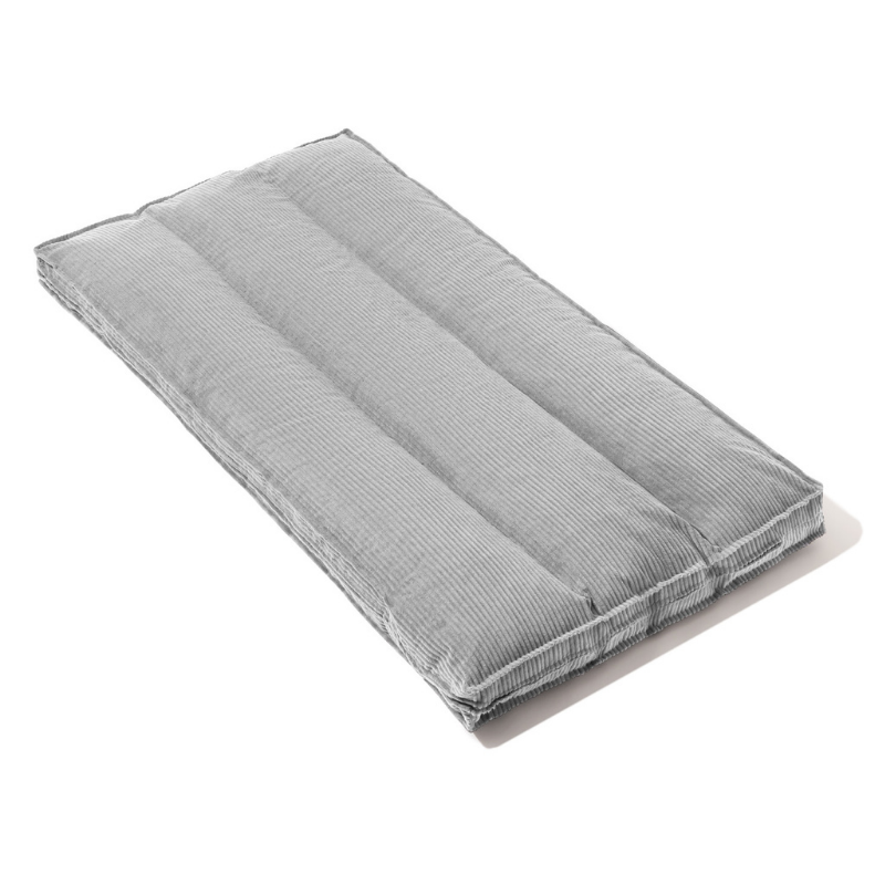 Futon déhoussable gris clair, coutures visibles