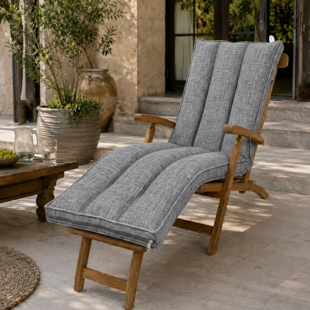 Coussin de bain de soleil, installé sur une chaise longue en extérieur