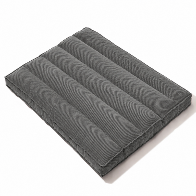 Futon déhoussable gris clair à rayures verticales, matelas plié en rectangle