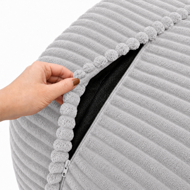 Gros plan sur la housse du pouf XXL en velours côtelé, fermeture éclair pour le déhoussage.
