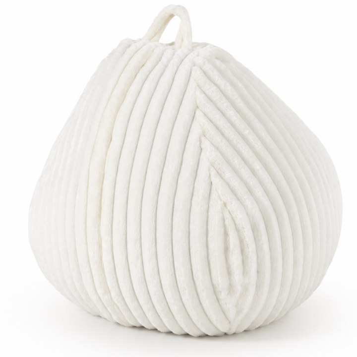Pouf poire déhoussable en fourrure côtelée blanc cassé, vue 3/4 de la forme poire.