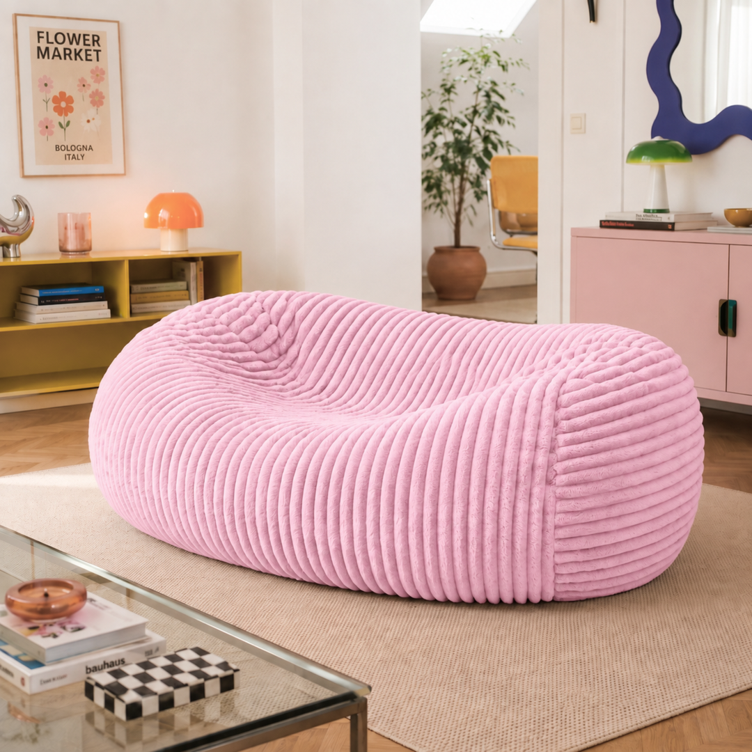 Pouf long géant déhoussable en fourrure côtelée dans un salon moderne