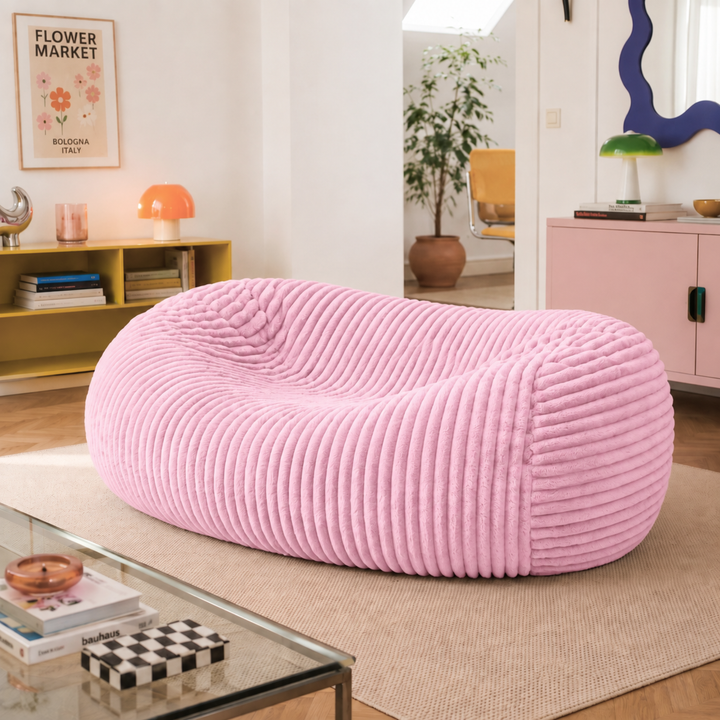 Pouf long géant déhoussable en fourrure côtelée dans un salon moderne
