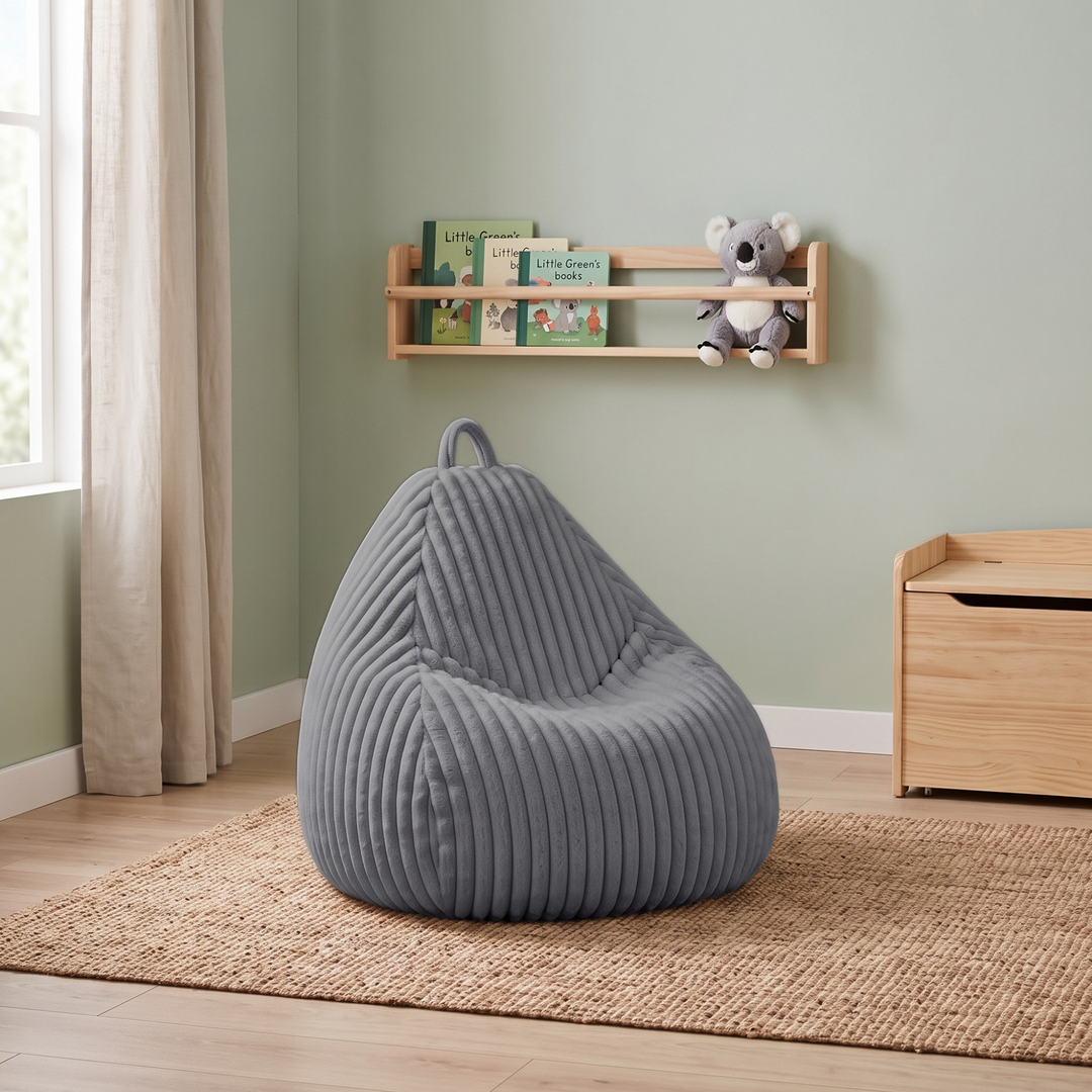 Pouf poire en fourrure côtelée posé au sol dans un intérieur