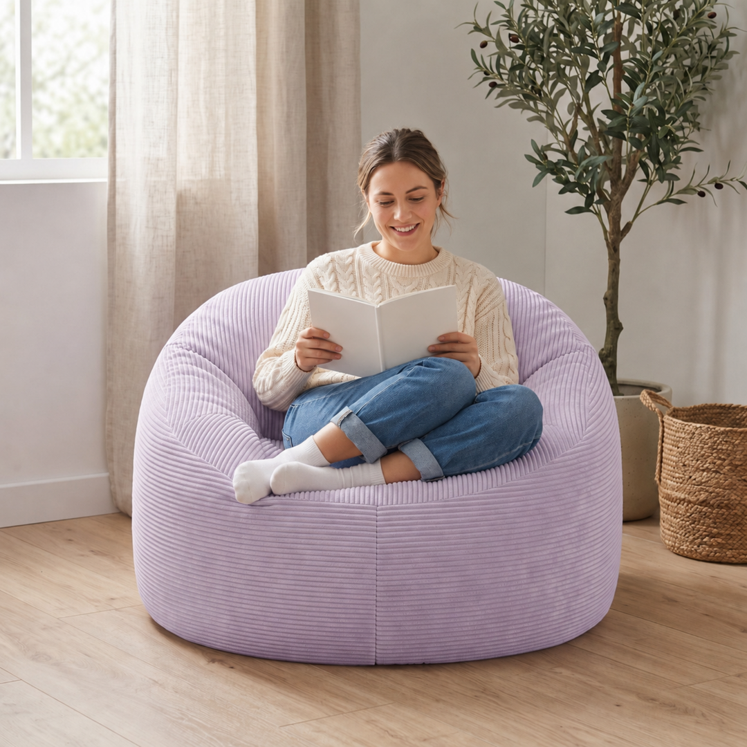Femme assise sur un pouf déhoussable 100 cm en velours côtelé épais, violet.