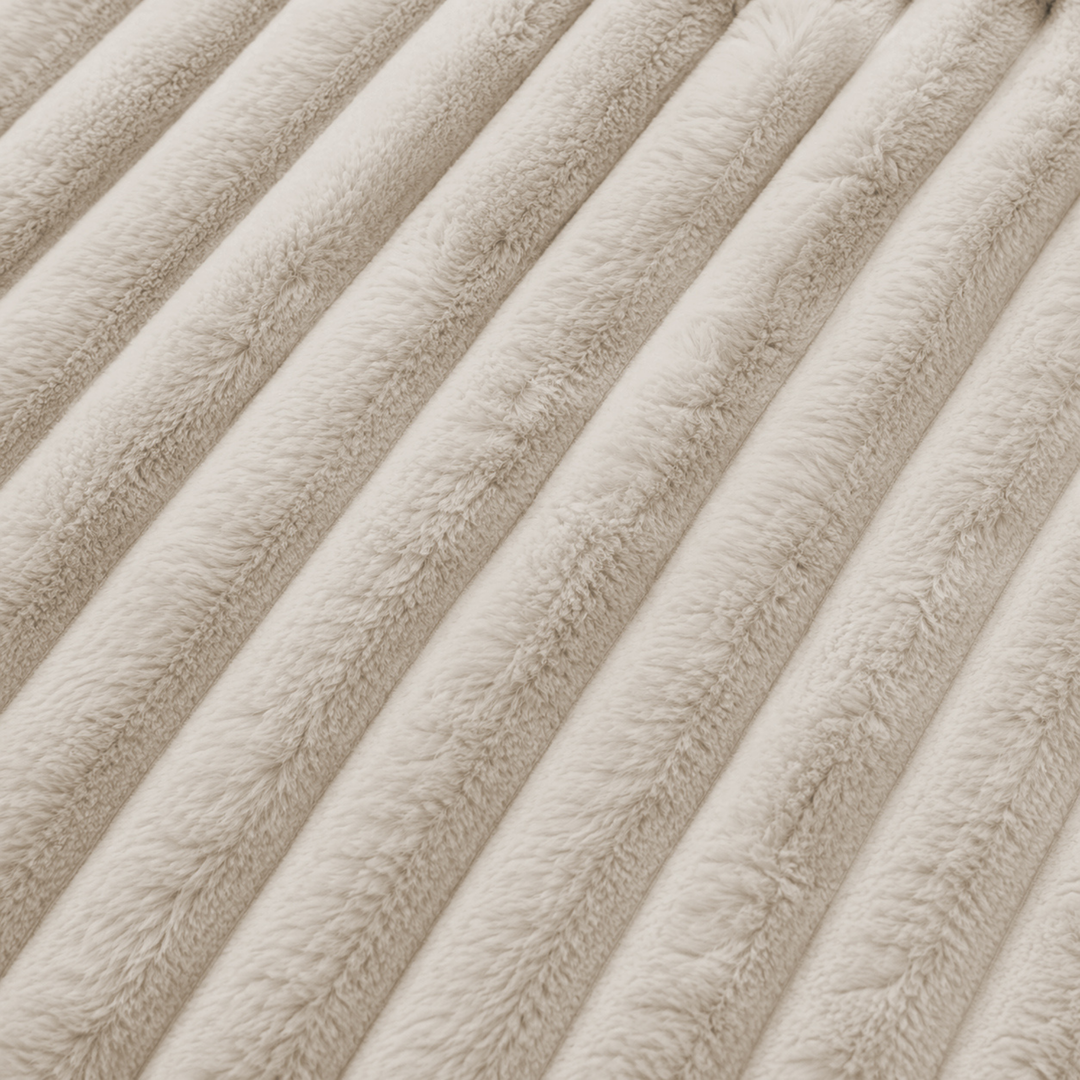 Détail de la fourrure côtelée beige du canapé modulable, texture en relief