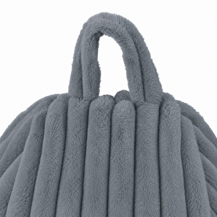 Pouf poire déhoussable en fourrure côtelée, vue rapprochée de la poignée. 