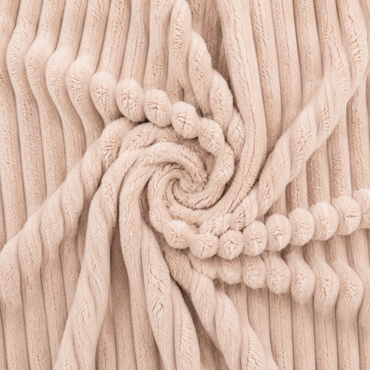Détail de la fourrure côtelée du pouf long géant déhoussable