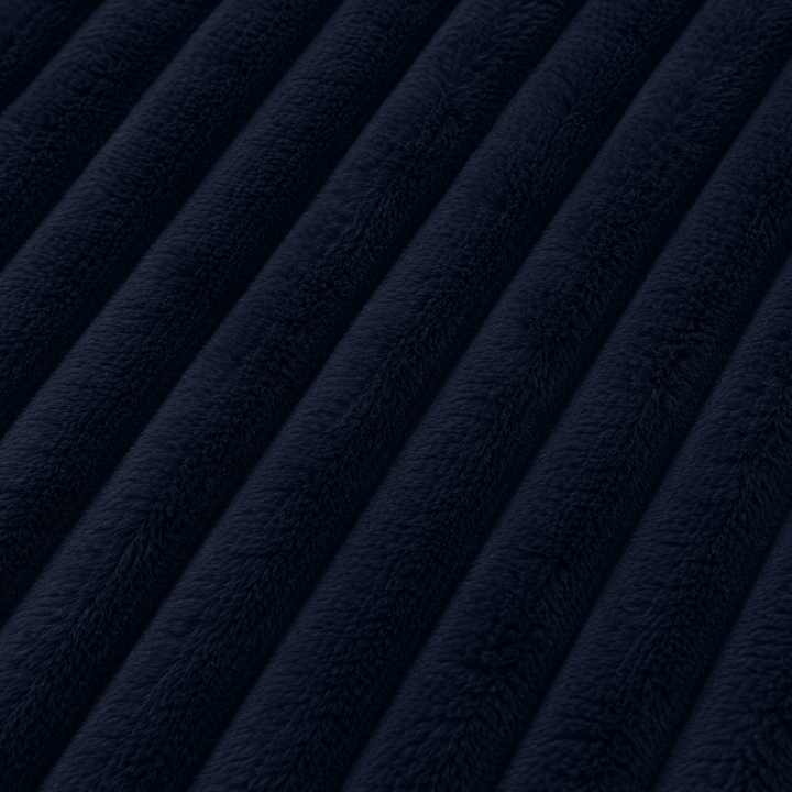 Détail de la fourrure côtelée bleue du canapé modulable, texture en relief