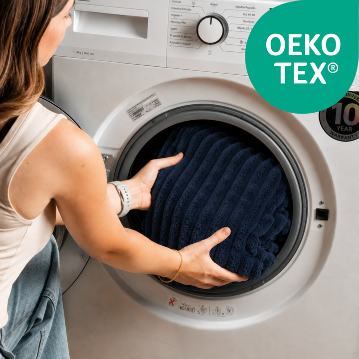 Housse du canapé modulable déhoussable en fourrure côtelée bleue mise dans un lave-linge, tissu OEKO-TEX