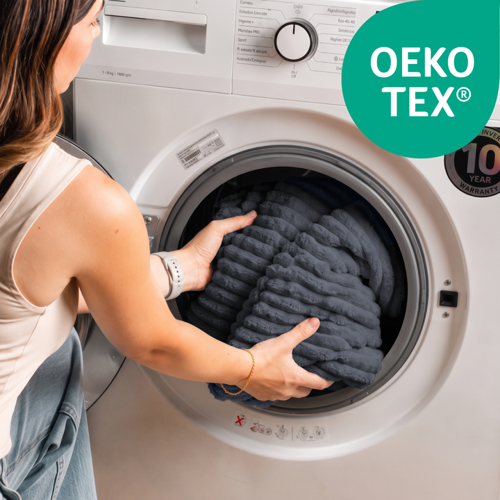 Housse en velours côtelé gris foncé dans la machine à laver, marquage OEKO-TEX