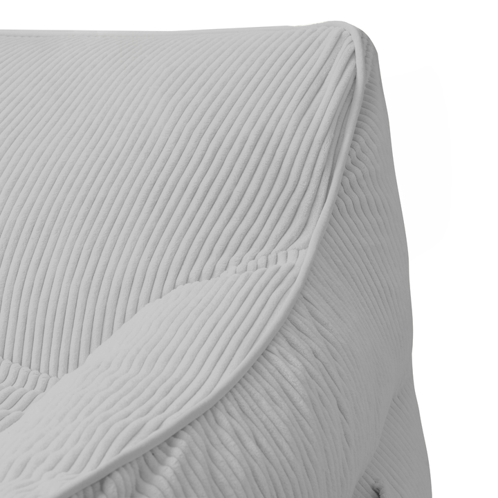 Pouf fauteuil en velours côtelé gris clair, gros plan sur l&
