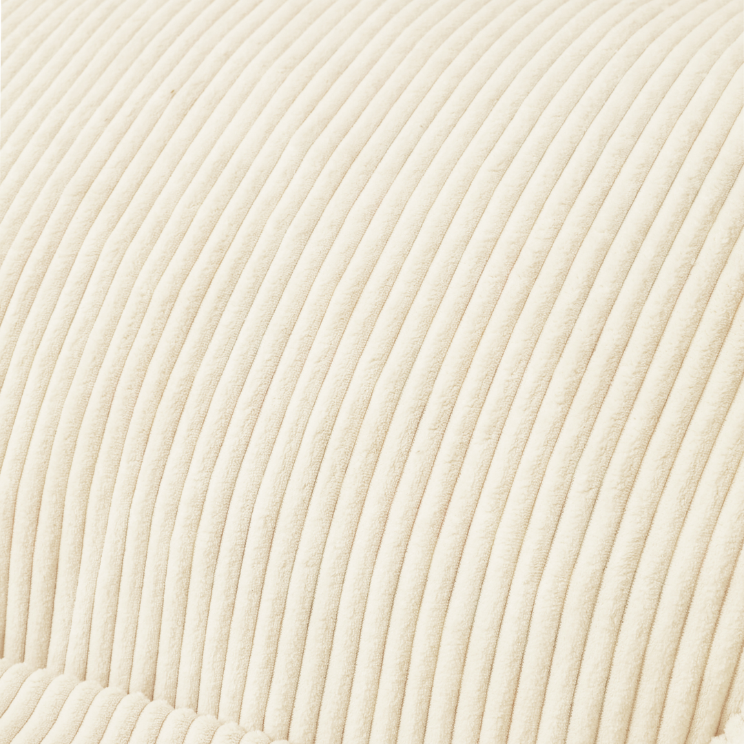 Gros plan du tissu du pouf en velours côtelé blanc cassé