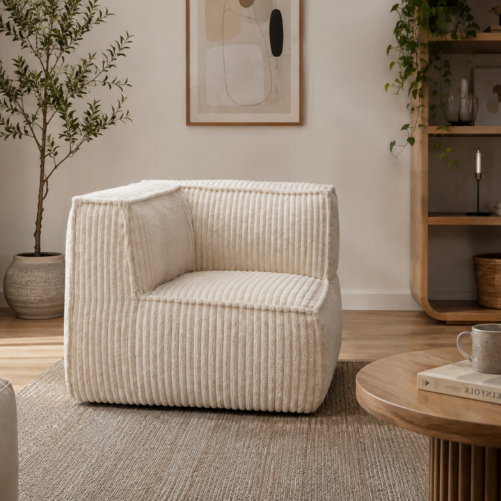Module d’angle en velours côtelé blanc cassé, assise avec accoudoir, dans un salon