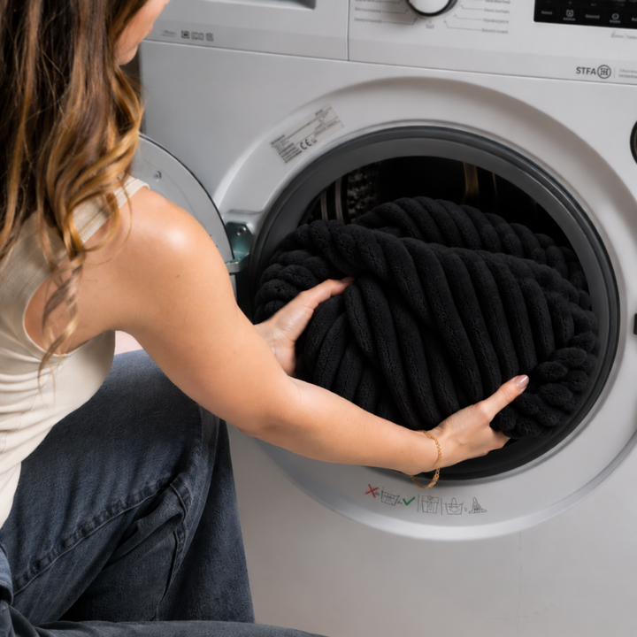Housse amovible de pouf poire fourrure côtelée placée dans un lave-linge