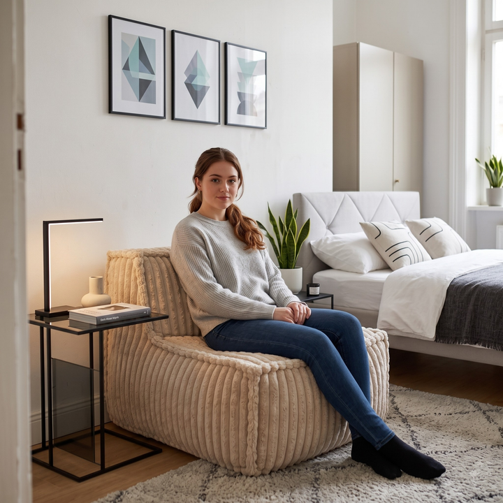 Femme assise sur un module central rembourré en fourrure côtelée, style fauteuil