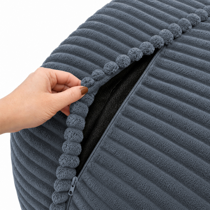 Gros plan sur la housse du pouf XXL en velours côtelé, fermeture éclair pour le déhoussage.