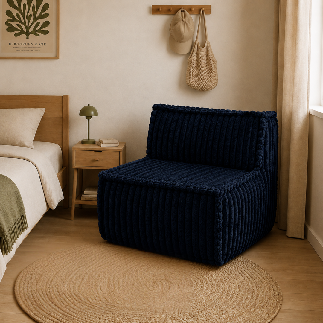 Module central déhoussable en fourrure côtelée bleu foncé, fauteuil compact dans une chambre