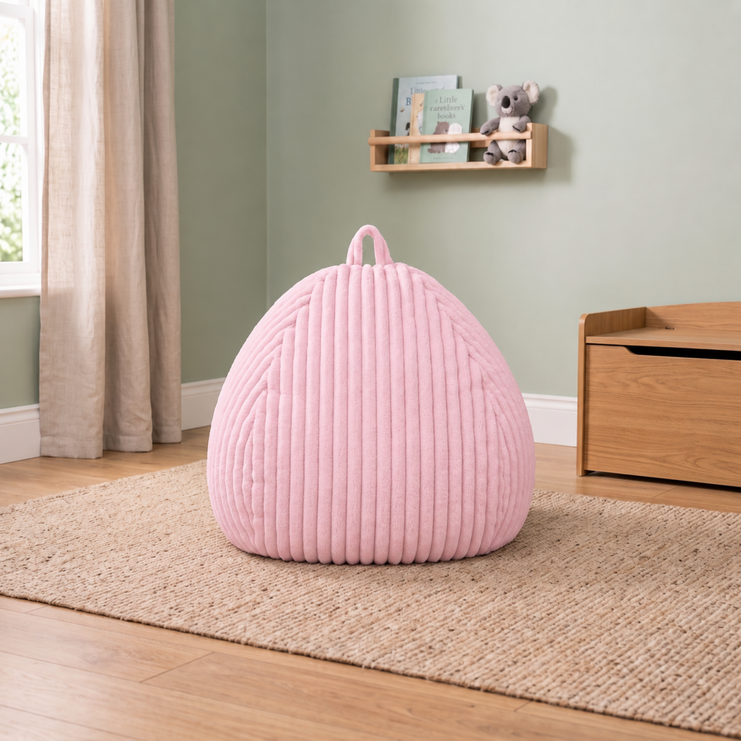 Pouf poire en fourrure côtelée posé au sol dans un intérieur