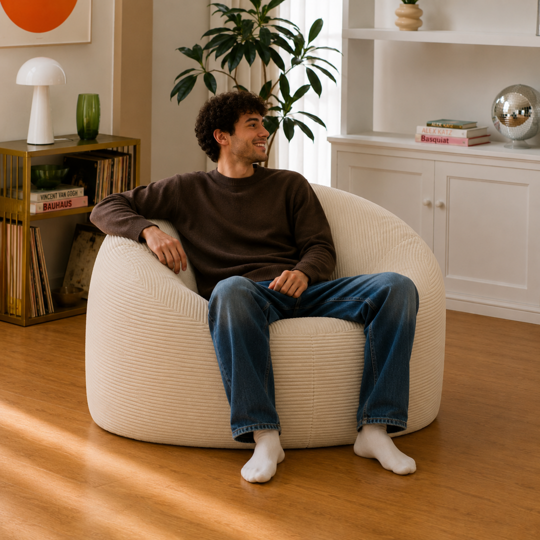 Personne assise sur un pouf déhoussable en velours côtelé